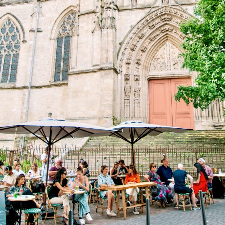 Terrasse du LOLA’s Bar remplie de clients profitant d’un moment en extérieur, illustrant son atmosphère conviviale.