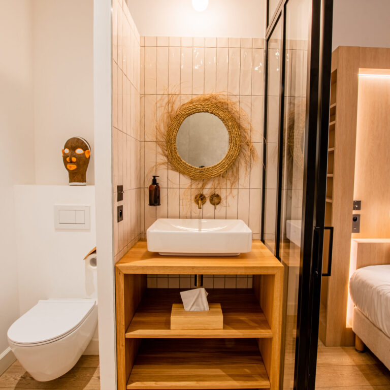 Salle de bain élégante, miroirs dans la chambre Confort du LOLA Boutique Hôtel.