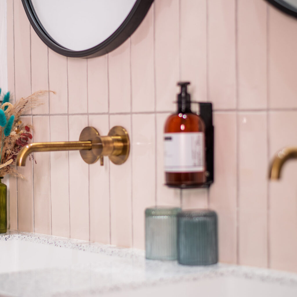 Produits de bain et décoration élégante dans la salle de bain de la chambre supérieure du LOLA Boutique Hôtel.