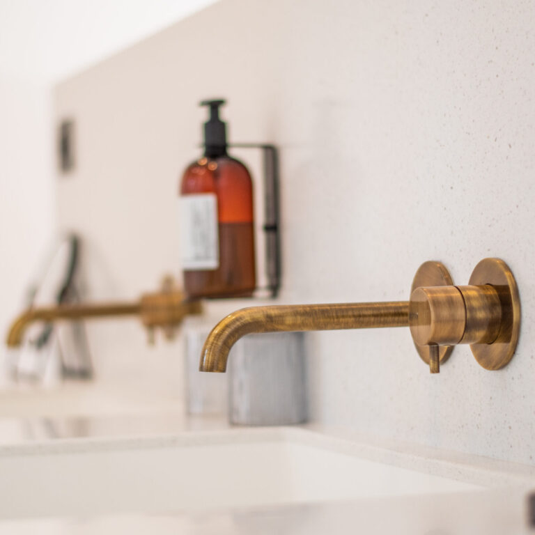 Zoom sur un robinet en laiton vintage, un détail élégant dans la chambre duplex balcon du LOLA Boutique Hôtel.