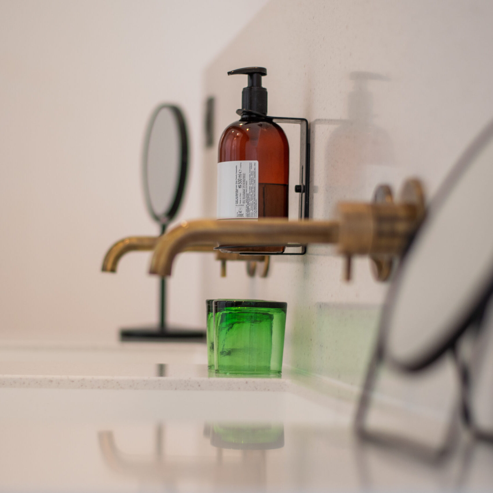 Produits de bain élégants avec miroir de salle de bain dans la chambre duplex Vue Basilique du LOLA Boutique Hôtel.