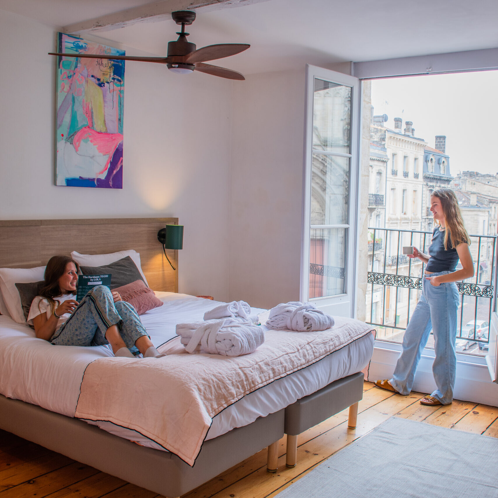 Chambre duplex spacieuse avec espace de vie et décoration chaleureuse, reflétant l’atmosphère raffinée du LOLA Boutique Hôtel.