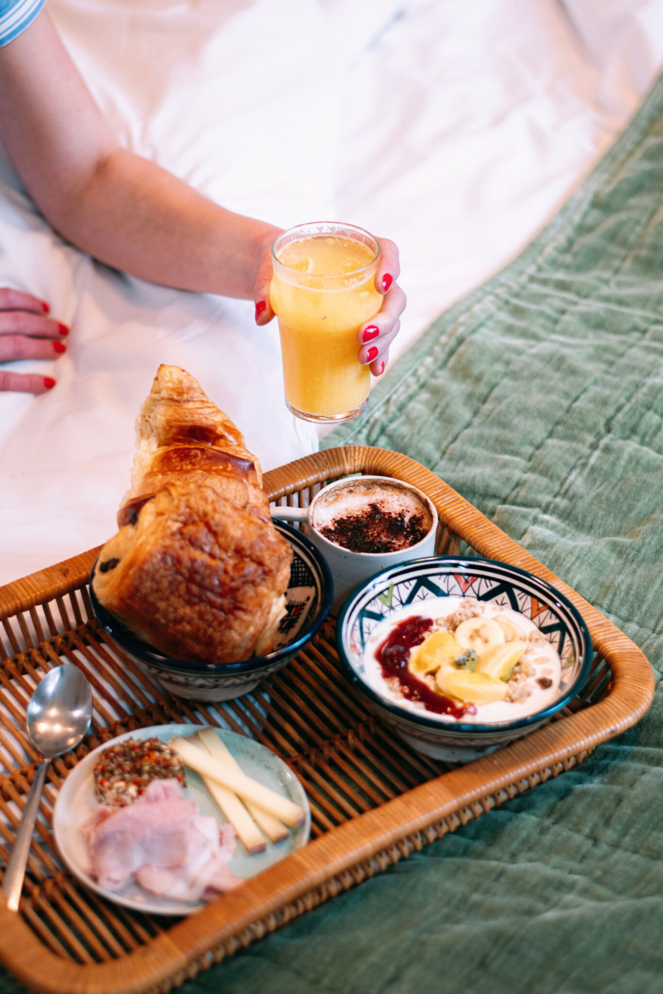 Room service d'un petit déjeuner illustrant l’expérience culinaire du ROSA Boutique Hôtel