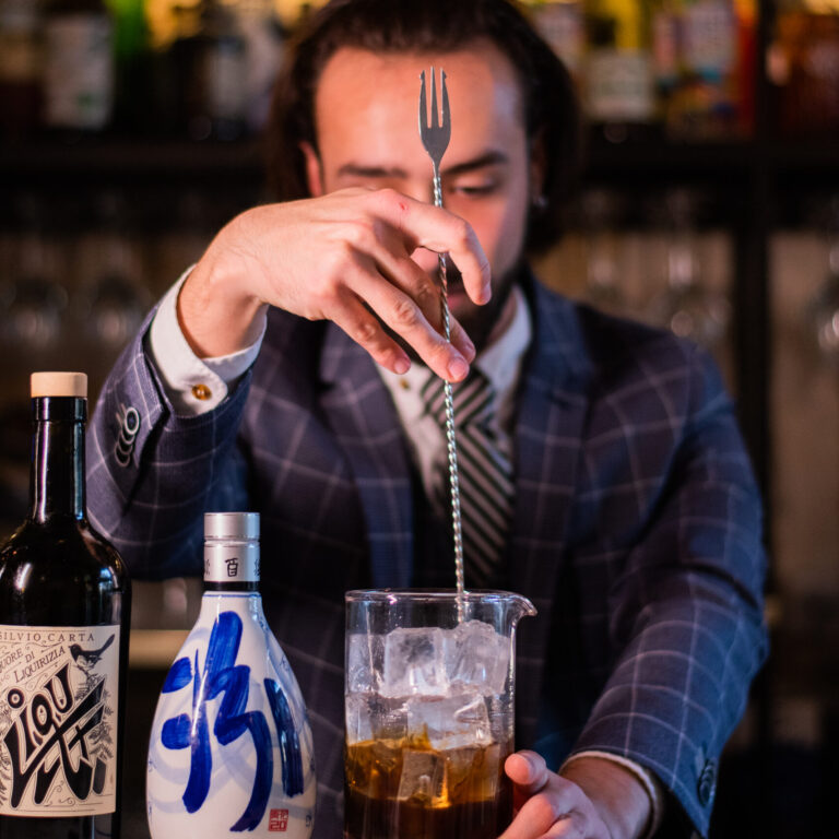 Barman préparant un cocktail, illustrant l’expérience dégustation du LOLA’s Bar.