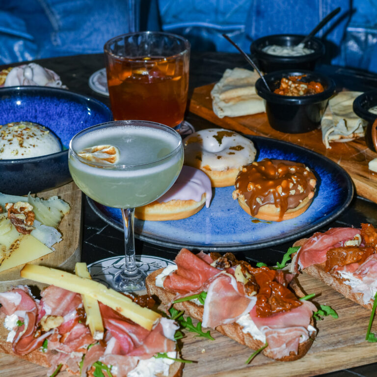 Sélection de tapas, fromages et charcuteries disposée sur une table, idéale pour partager un moment de gourmandise au LOLA’s Bar.