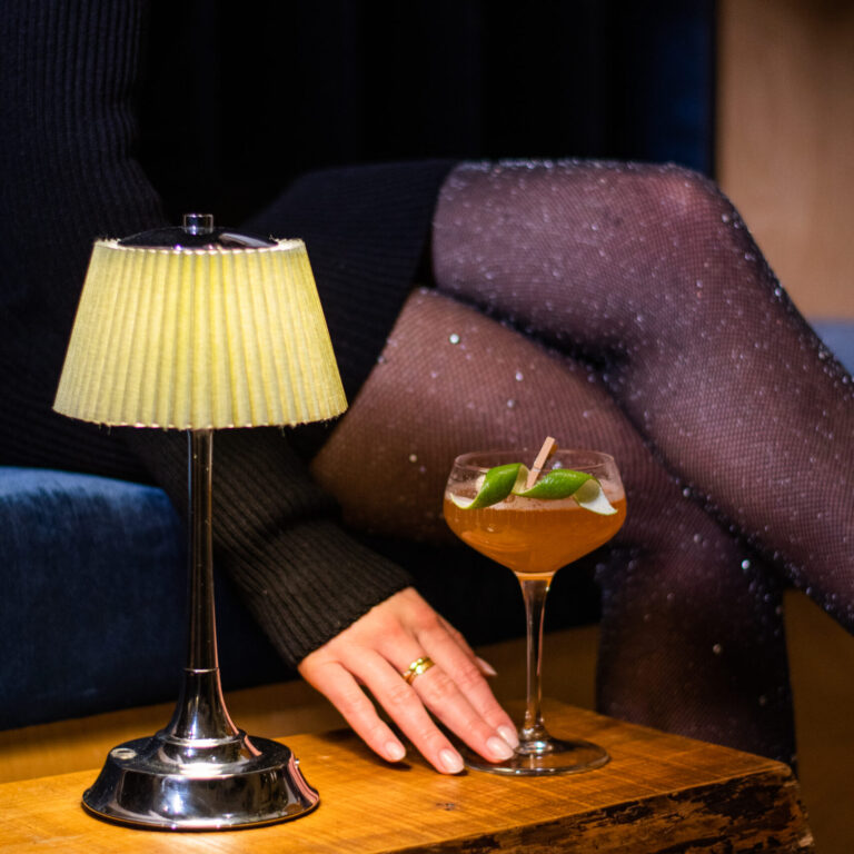 Cocktail délicatement préparé et servi sur une table élégante, capturant l’essence du LOLA’s Bar à Bordeaux.