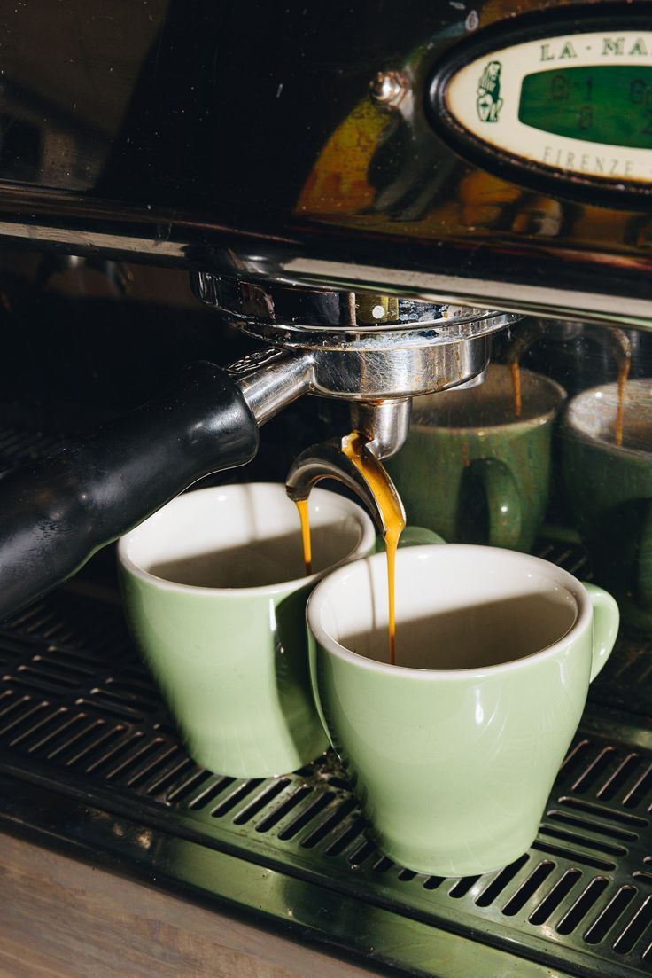 Machine à café professionnelle servant un espresso onctueux, illustrant la qualité du service au ROSA Boutique Hôtel.