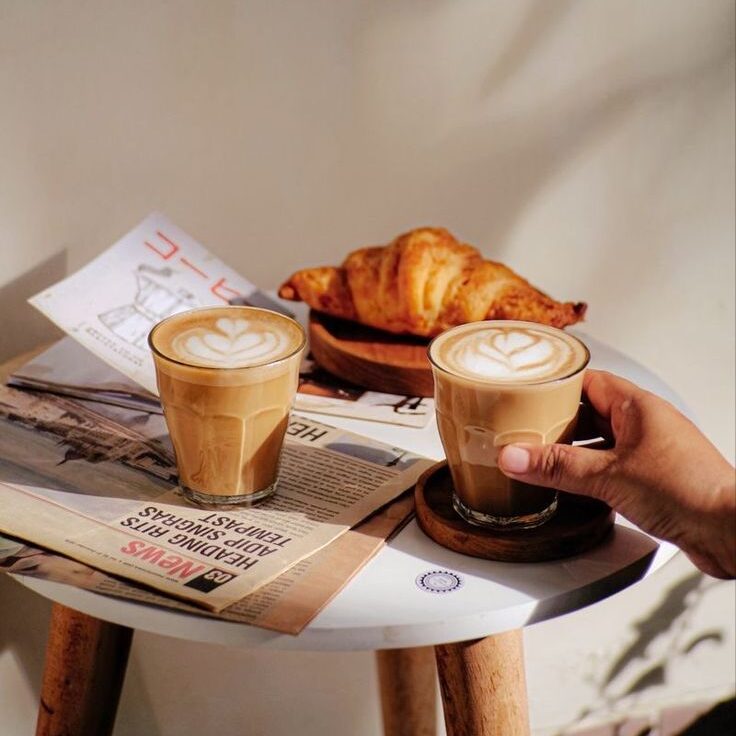 Table de petit-déjeuner avec café, croissants, dans une ambiance cosy et élégante au ROSA Boutique Hôtel.