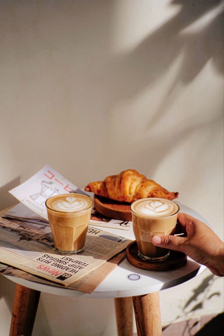 Table de petit-déjeuner avec café et viennoiseries, mettant en avant l’offre matinale du futur ROSA Boutique Hôtel.